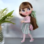 عروسک Blythe سفارشی با موهای قهوه‌ای و گونه تراشی